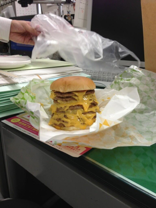 Illustration for article titled That Huge Anime Inspired Hamburger Looks Gross